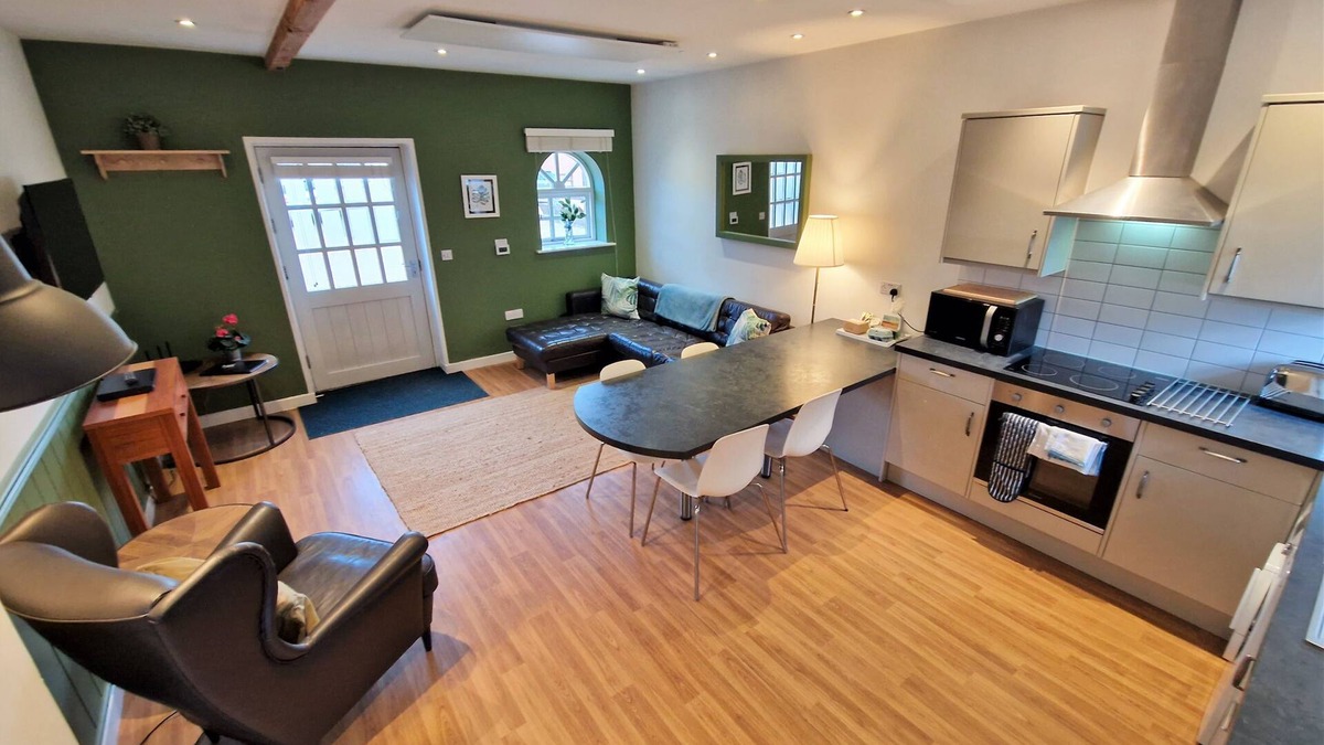 Ivinghoe Cottage | Barley End - a two bedroom, sleeps 3 that sleeps 3 guests in 2 bedrooms