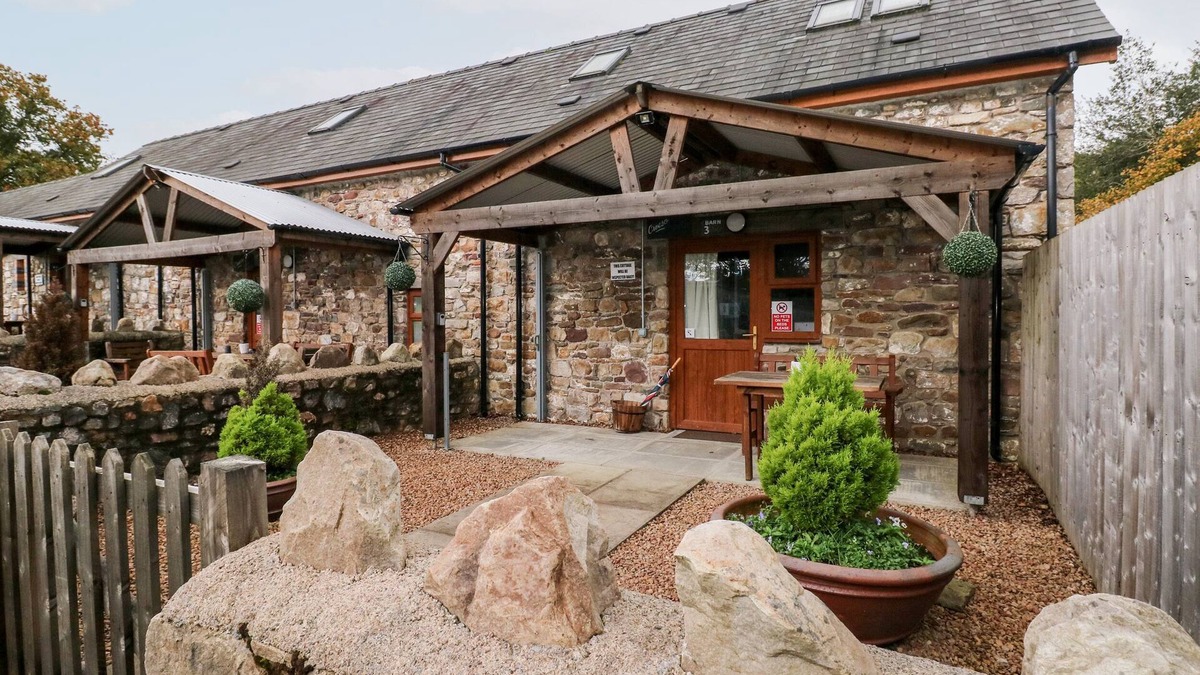 Margam Cottage | BARN 3, pet friendly, with a garden in Ystradgynlais