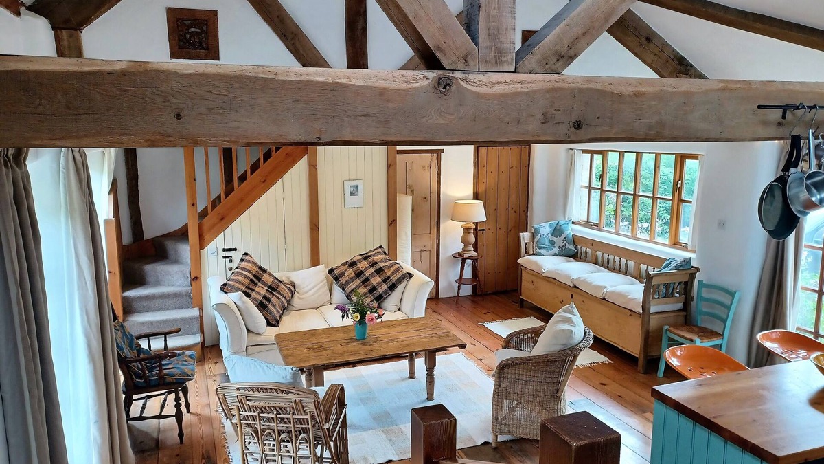 Eype House | Barn annex, 10 mins walk to the beach, swimming pool, great views and local pub