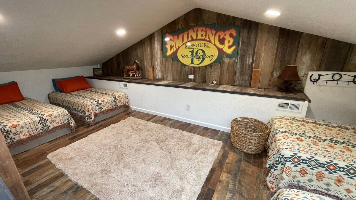 Eminence House | Barn by The Creek- Barn turned bnb on a creek in Eminence, sleeps 10