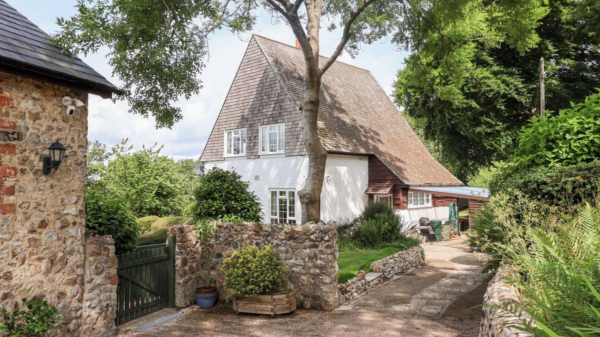 Bridport Cottage | BARN CLOSE FARM, family friendly, with open fire in Morcombelake