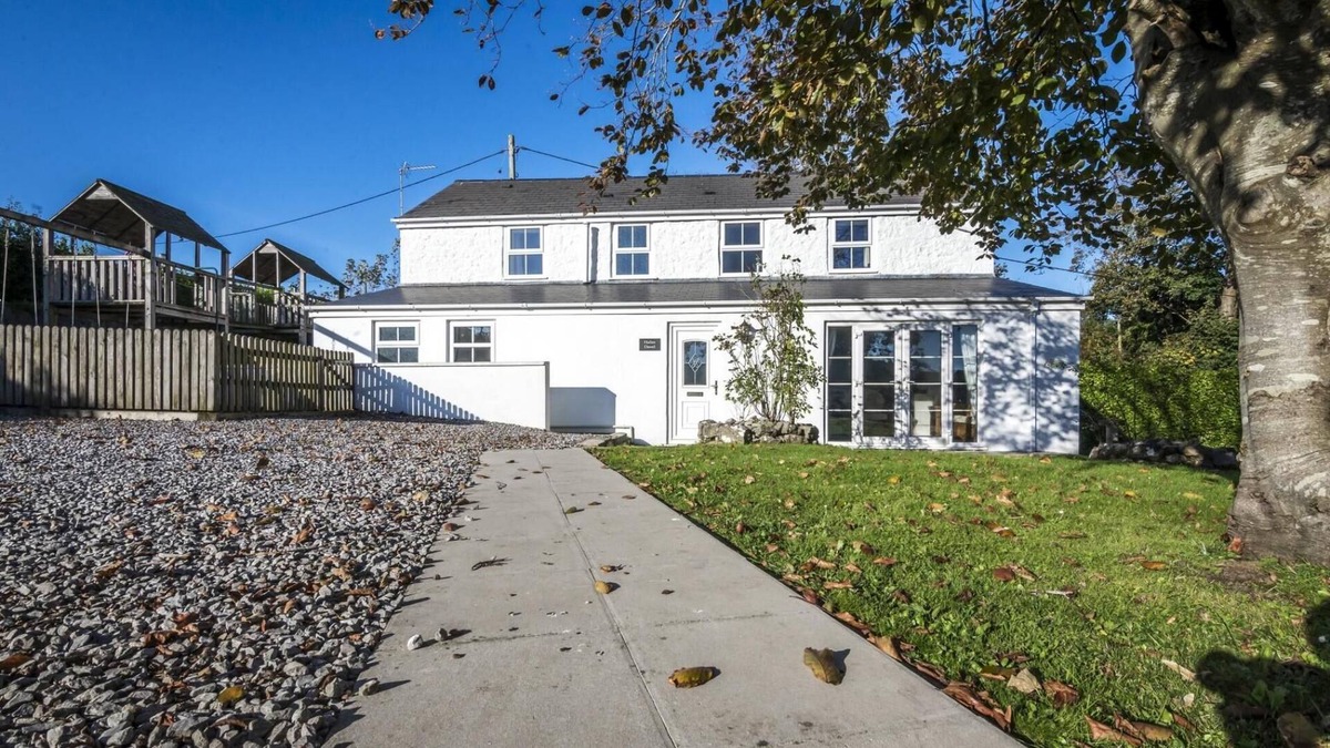Penally House | Barn Conversion - Hot Tub - Penally - Tenby