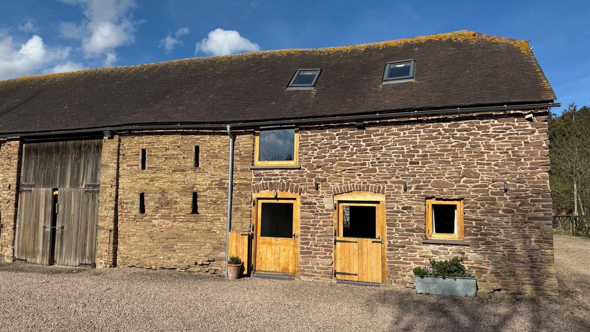 Leominster Cottage | BARN COTTAGE, pet friendly, character holiday cottage in Ludlow