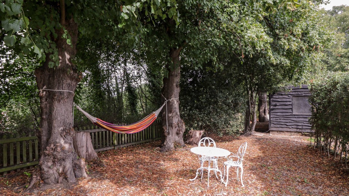 Chingford Cottage | BARN HOPPITT LODGE, pet friendly, with open fire in Chingford