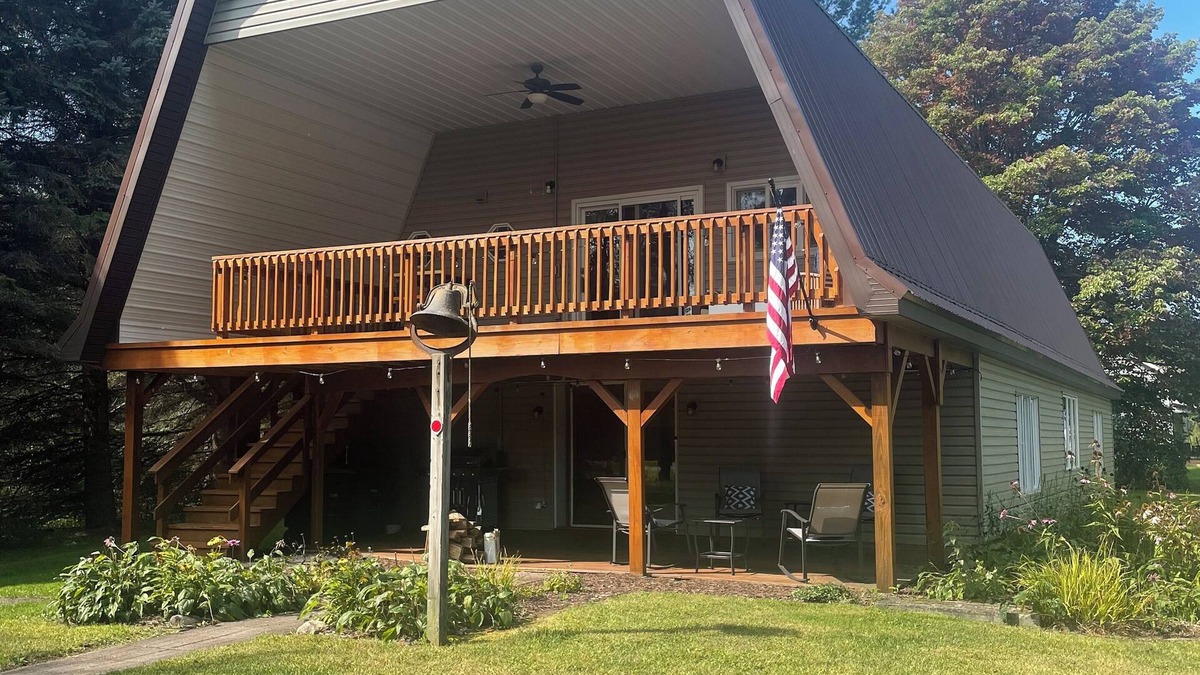 Bemus Point House | Barn in Bemus Point -1 mile to Chautauqua Lake and right on the snowmobile trail