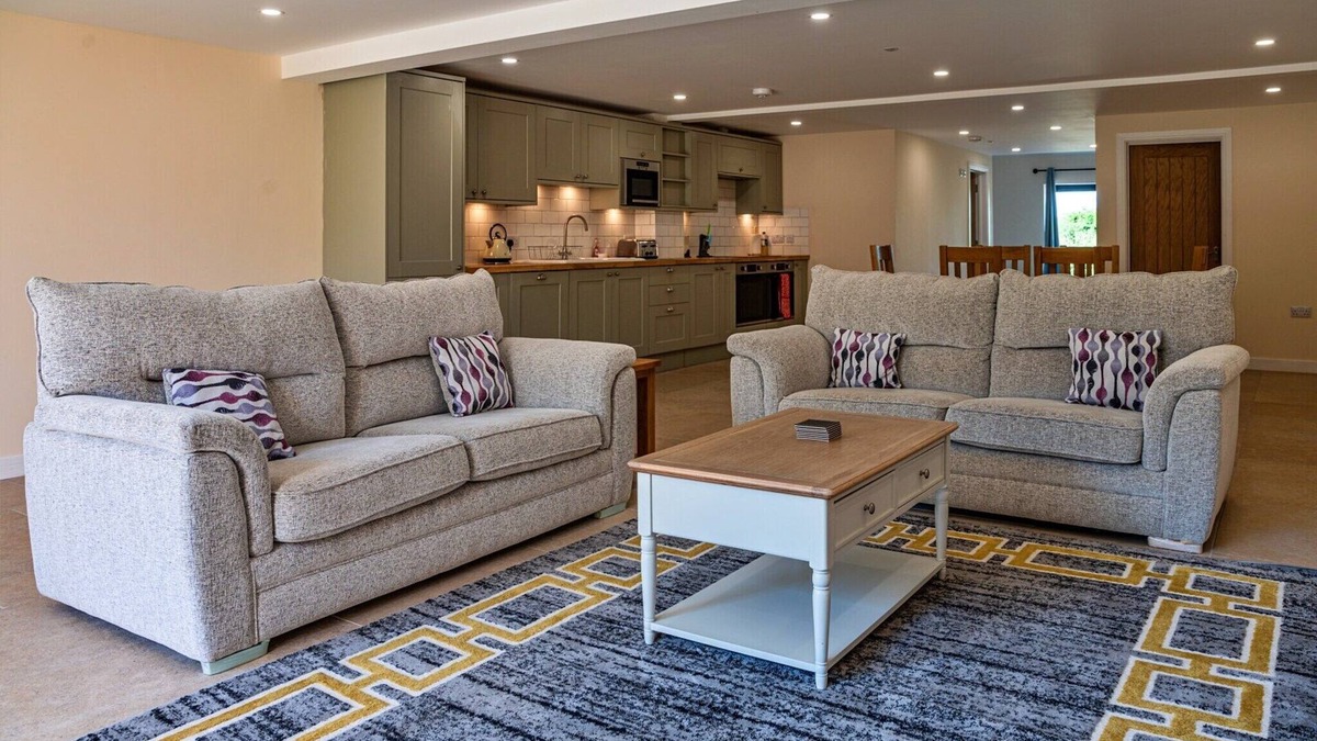 Little Rissington Cottage | Barn in Cotswolds with Hot Tub & Scenic Views