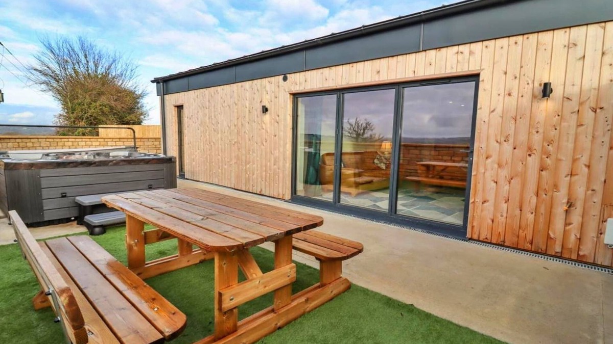 Little Rissington Cottage | Barn in Cotswolds with Hot Tub & Scenic Views