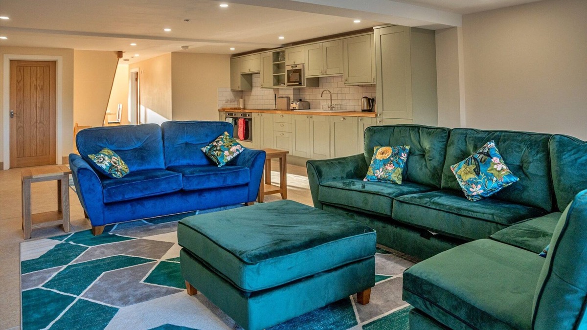 Little Rissington Cottage | Barn in Cotswolds with Hot Tub & Scenic Trails