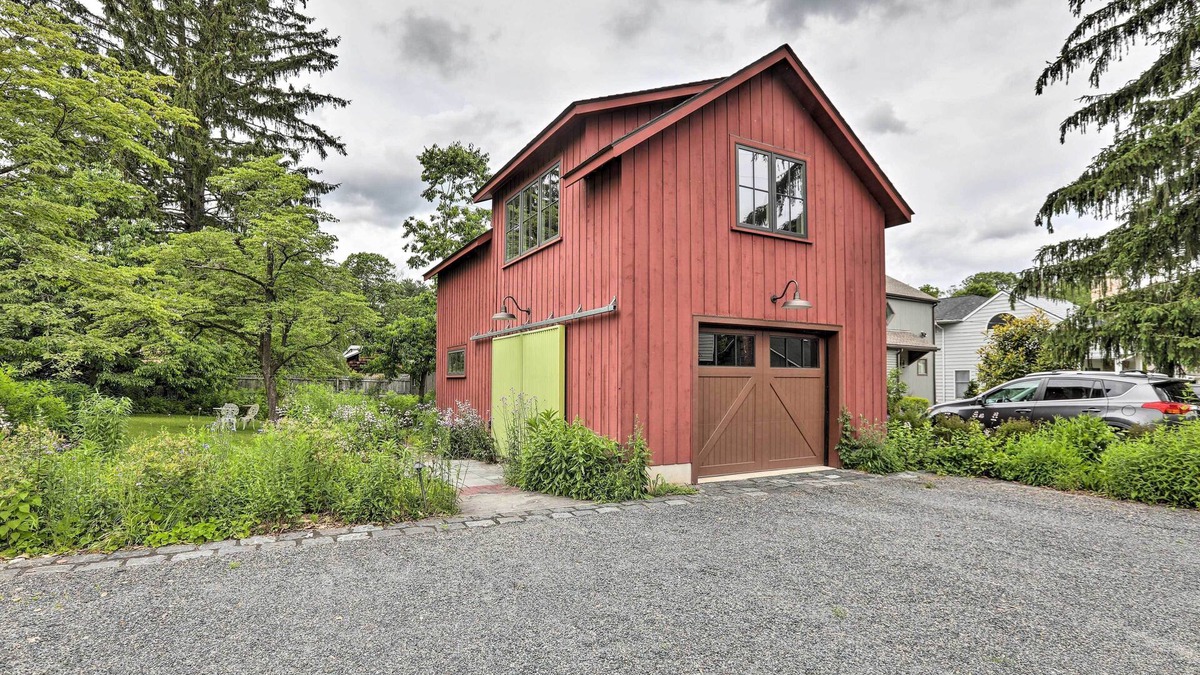 Titusville Apartment | Barn-Like Studio Suite w/Flowering Garden!