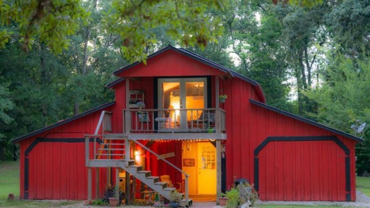 Breaux Bridge House | Barn Loft Suite with Jacuzzi Bath on Private Pond at Country Charm B&B