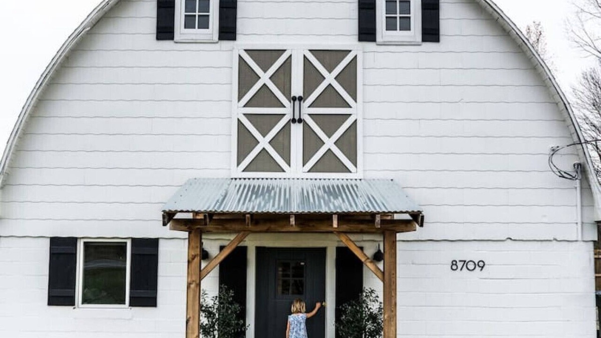 Three Oaks House | Barn of Three Oaks near Lake Michigan Journeyman