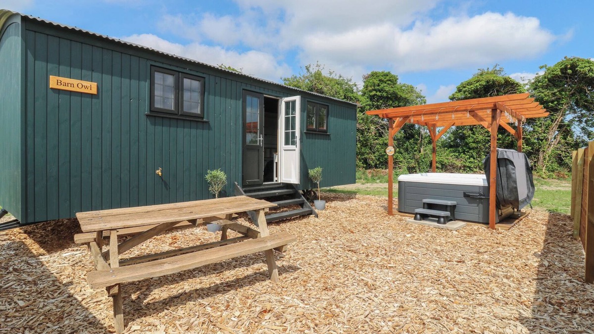 Cambridge Cottage | BARN OWL, pet friendly, with hot tub in Bottisham