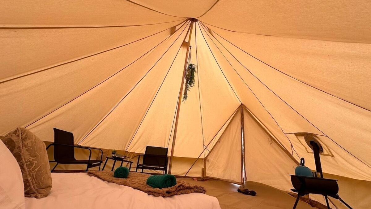 Chackmore Apartment | Barn Owl Tent in Meadow