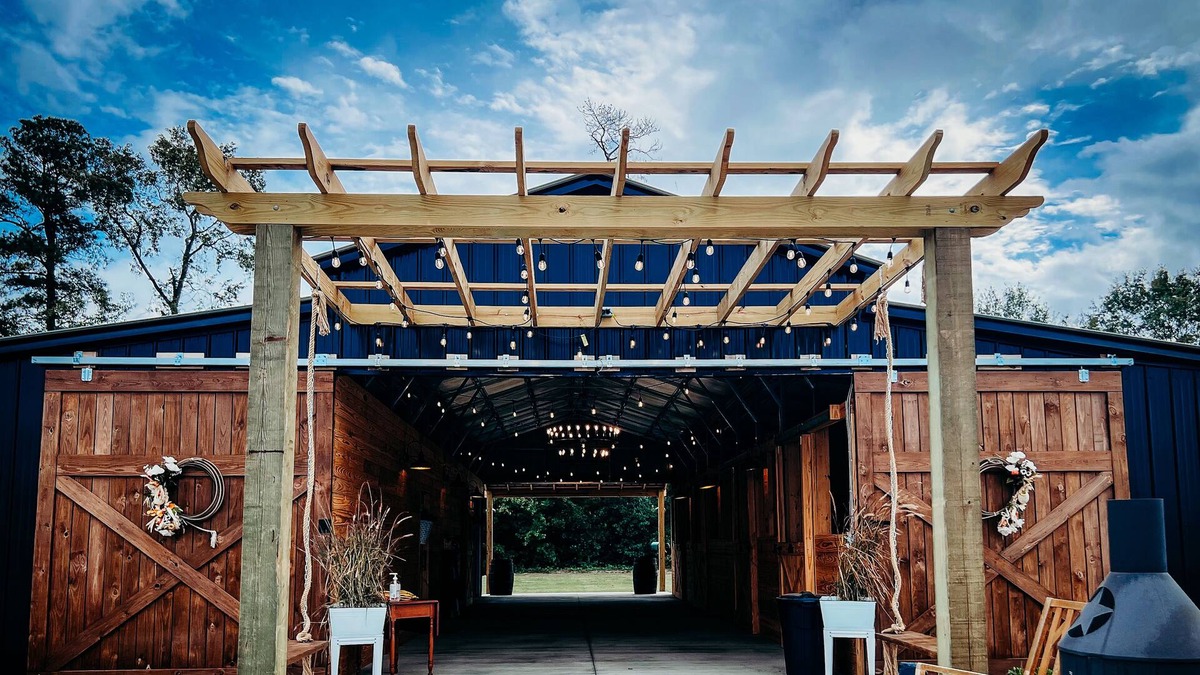 Floyd Dale House | Barn Venue apartment with kids games, fire pits, and animal feeding.