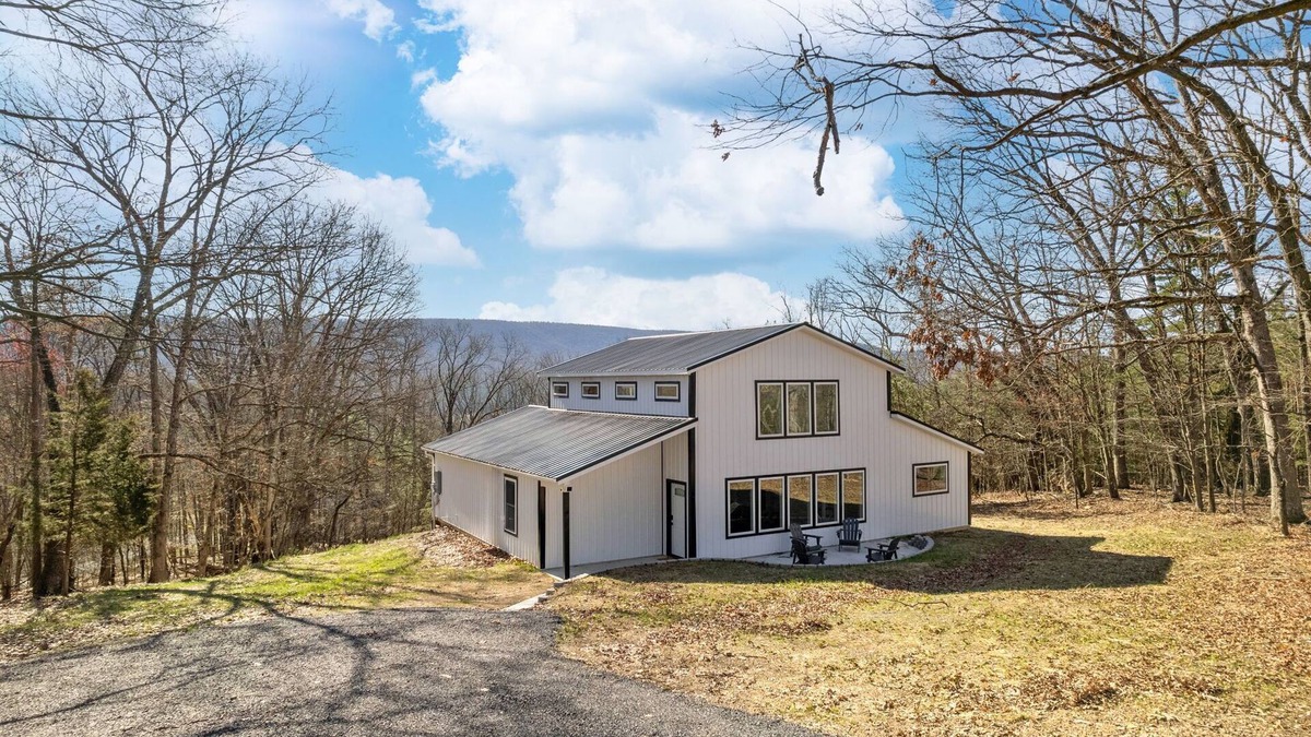 Berkeley Springs House | Barn with Hot Tub, Views, King Bed & Wi-Fi, Dog friendly