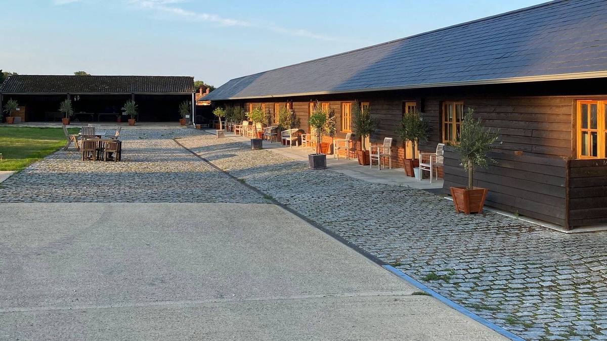 Stockbridge Cottage | BARNACK BEAUTY, THE APPLE ROOMS, romantic in Stockbridge