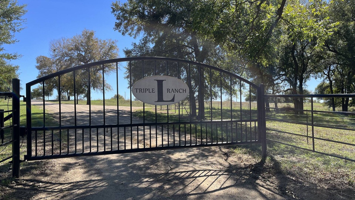 Brandon House | Barndominium located just 20 minutes from the heart of downtown Waxahachie,TX.