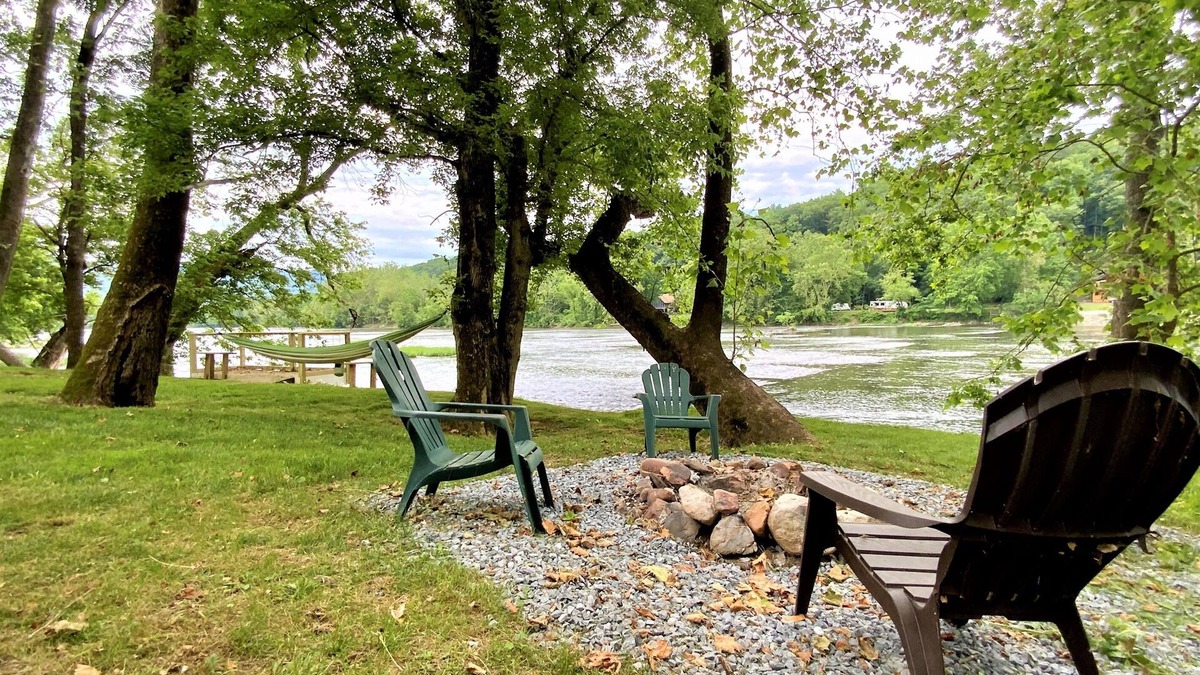 Luray Cabin | Barney's Retreat- Rustic cabin on the river!