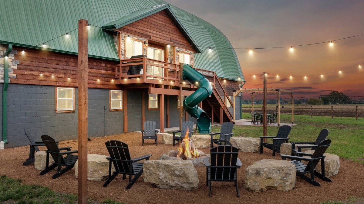 Arena House | Barnhouse! Mini Golf, Slide, Theater, Arcade/Games, Pool/Hot Tub/Sauna, Home Gym