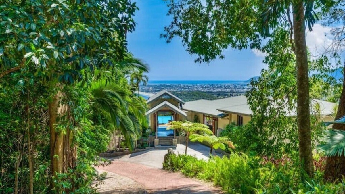 Lamb Range Villa | Barong, luxury Home overlooking Cairns. Privacy + search barongcairns.com