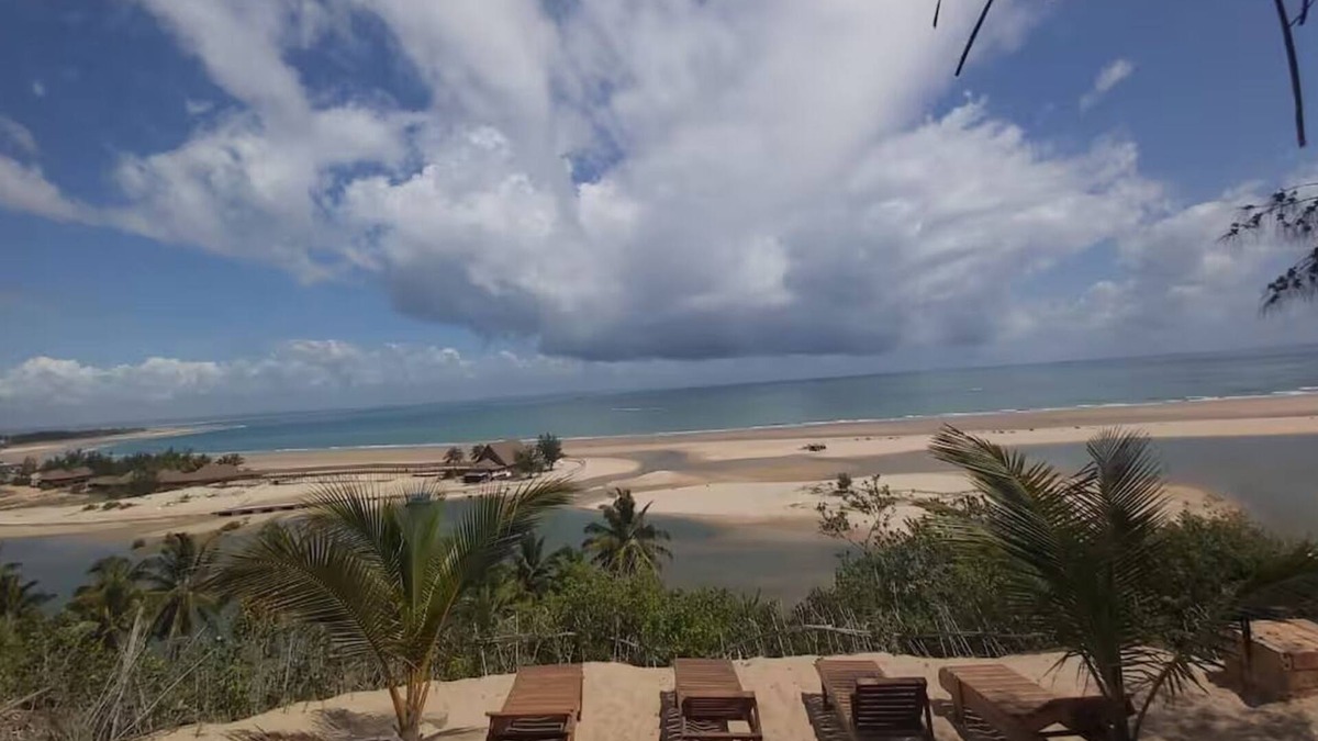Inhambane House | Barra Beach - Stunning sea view, charming beach house - 4x4