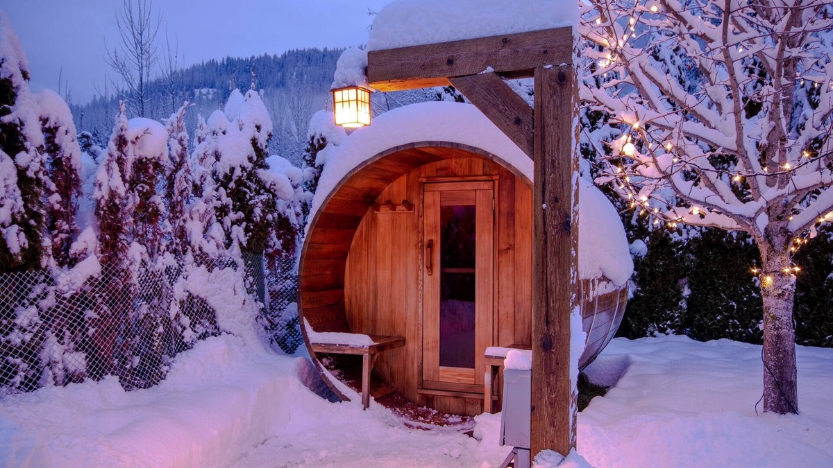 Revelstoke House | Barrel Sauna, HotTub, 2 Zero Gravity Massage Chairs, Powder Gong, Arcade & more