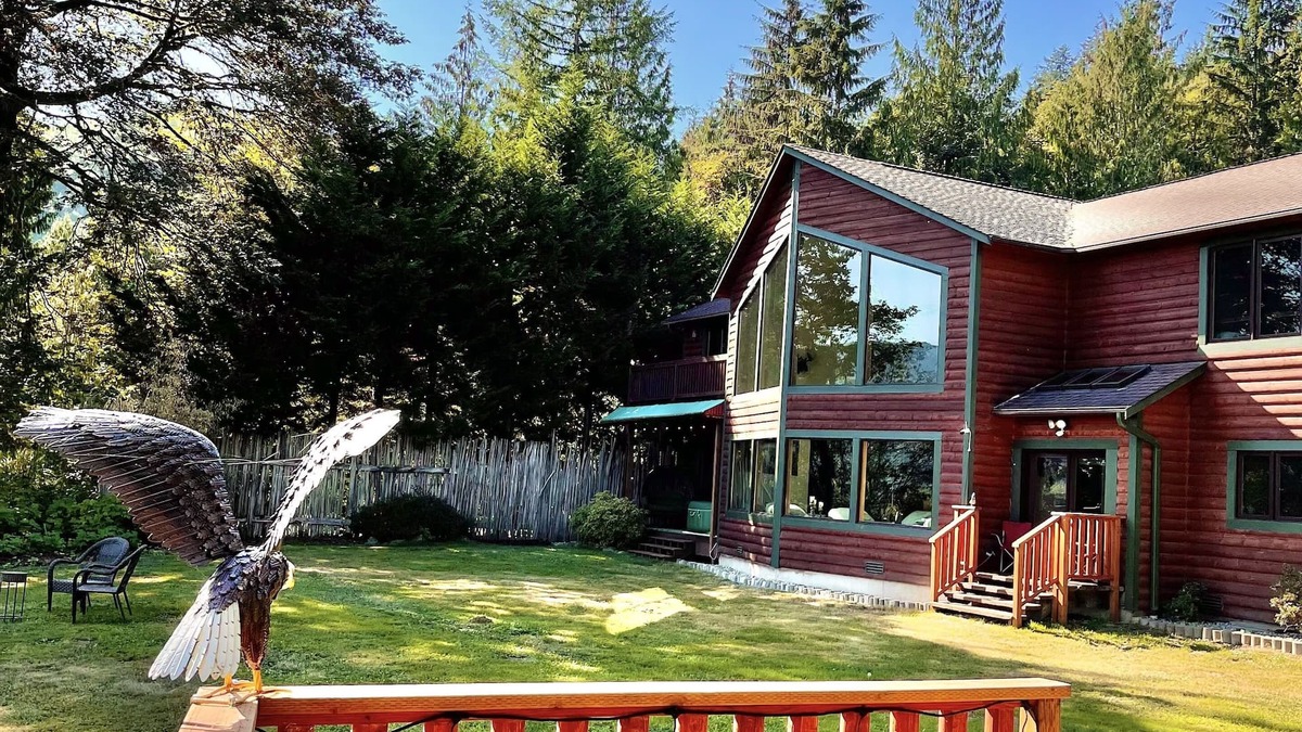 Arlington House | Barrel sauna, two plug-play hot tubs ,pool table Mt View private trail to river