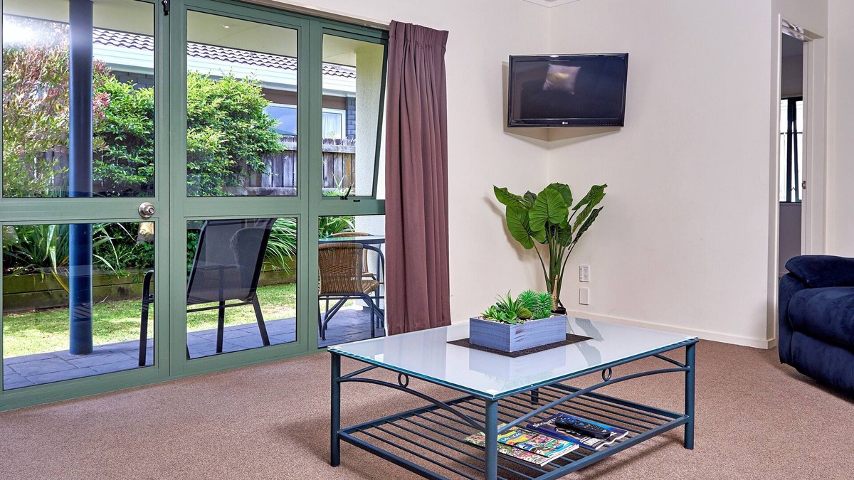 Whakatane Hotel | Barringtons Motor Lodge
