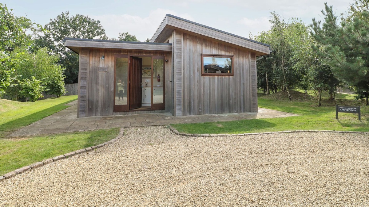 Barnsdale Cabin | BARROWDEN, pet friendly, with open fire in Exton, Rutland