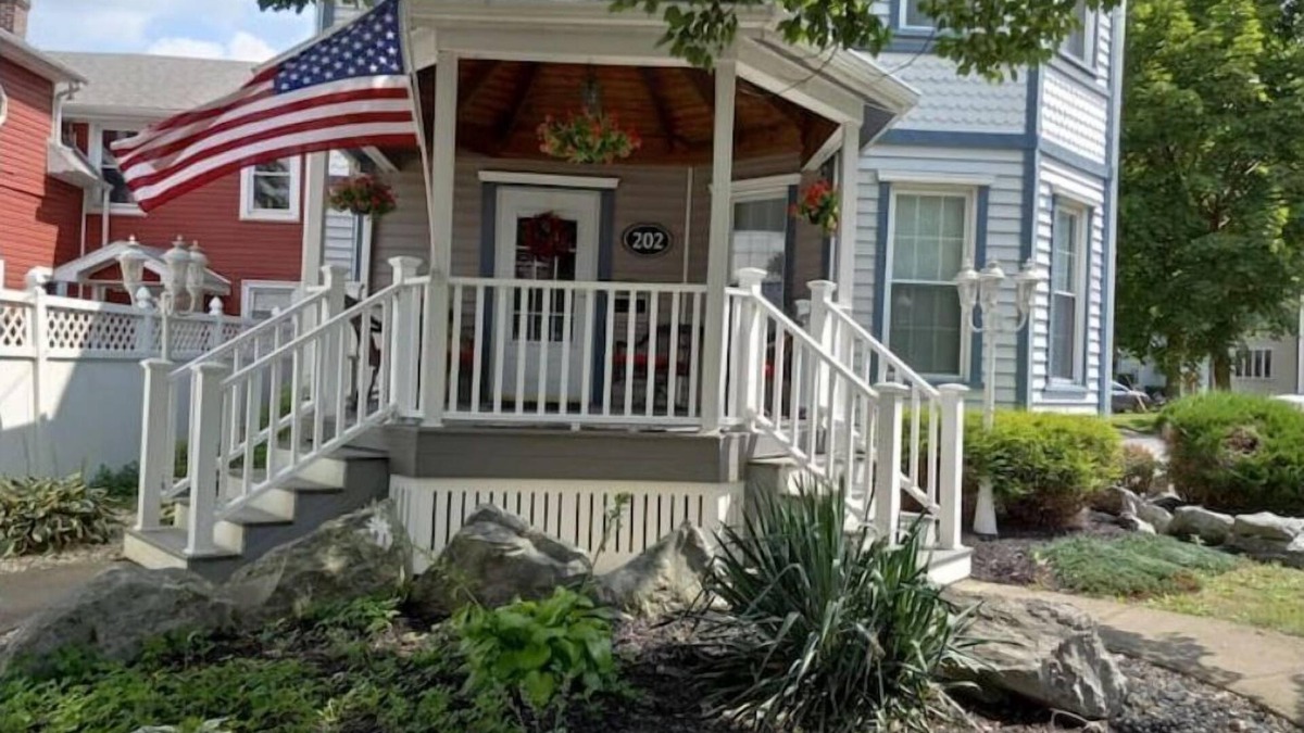 Olean House | Barry Street Historical Home - The Entire Home