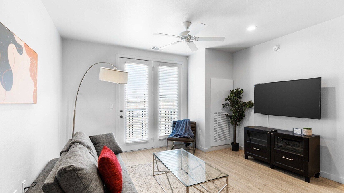 Midland Apartment | Barsala l Cozy 1BD, Modern Kitchen, Pool & Gym