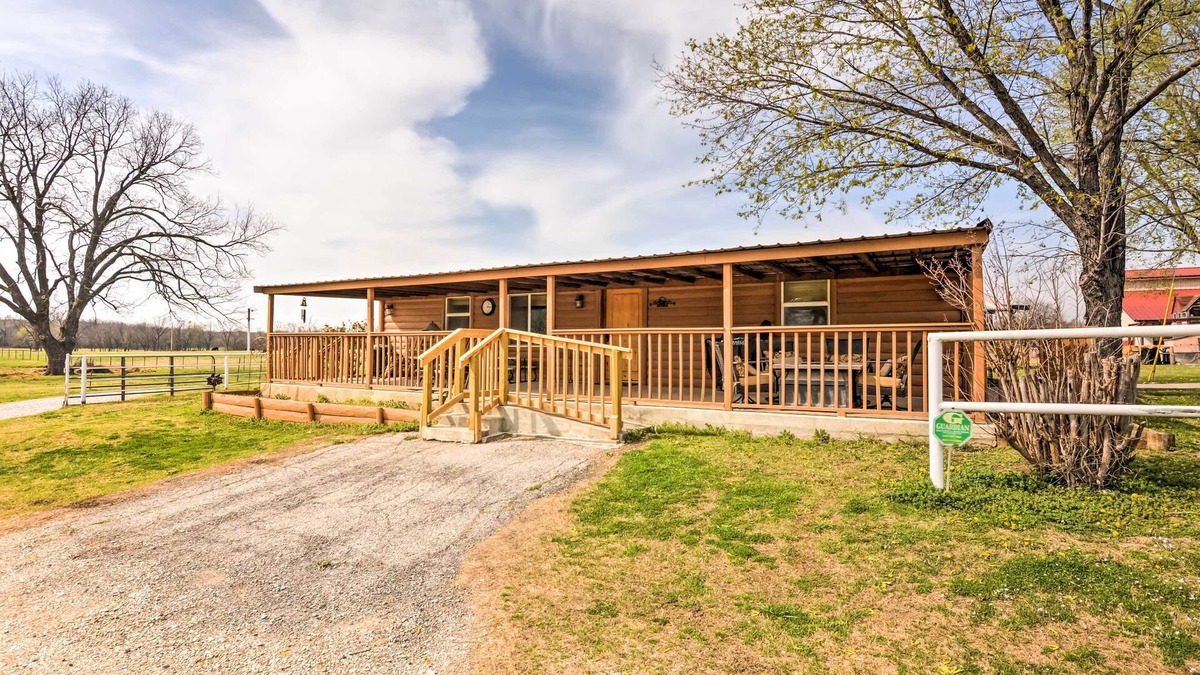 Bartlesville Cabin | Bartlesville Cabin w/Pool, Hot Tub & Trampoline!