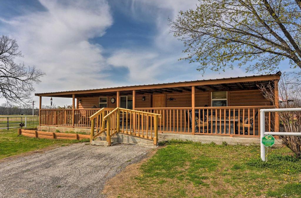 Bartlesville House | Bartlesville Cabin with Pool, Hot Tub and Trampoline!