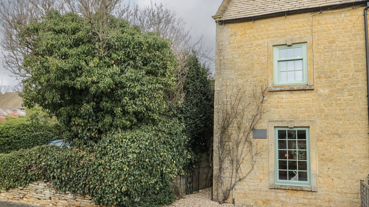 Bourton Cottage | BARTON COTTAGE, pet friendly, with open fire in Bourton-On-The-Water