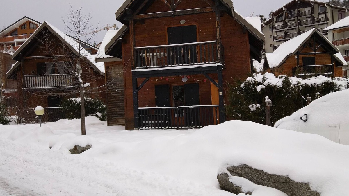 Saint-Etienne-de-Tinee Ski Chalet | bas de Chalet Avec Jardinet Devant