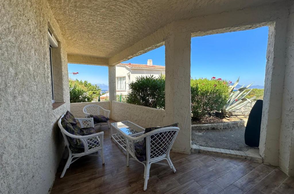 Pietrosella Villa | Bas de villa Climatisé et wifi 2 chambre pour 4 personnes et petite vue mer