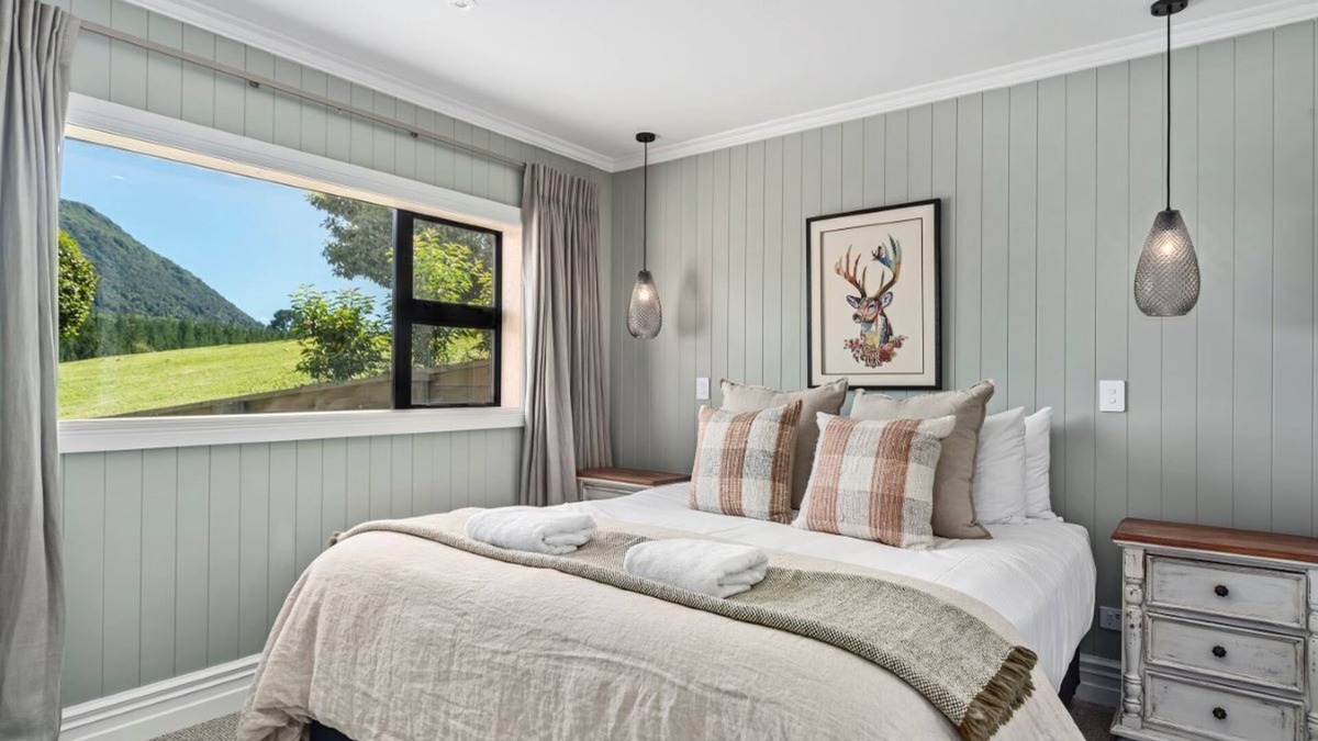 Taupo House | Base: $2 Extra: $30 4 Deborah Rise