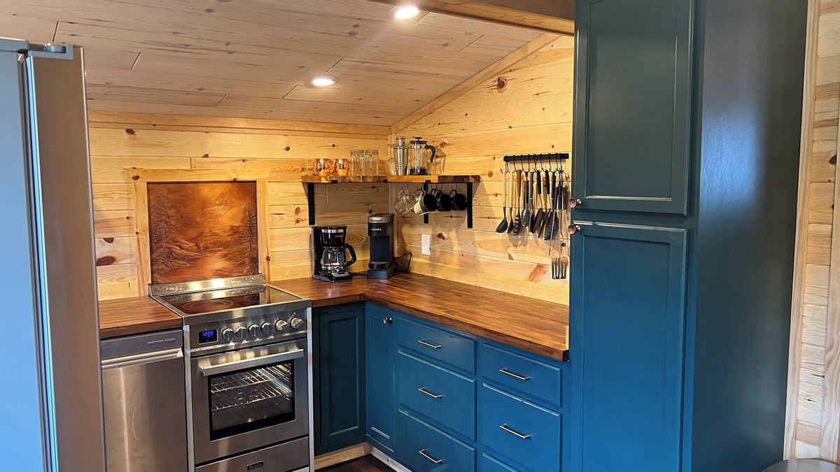 St. Helen Cabin | Base Camp - Cozy 2-bed with ORV trail access. Fully fenced-in and dog-friendly