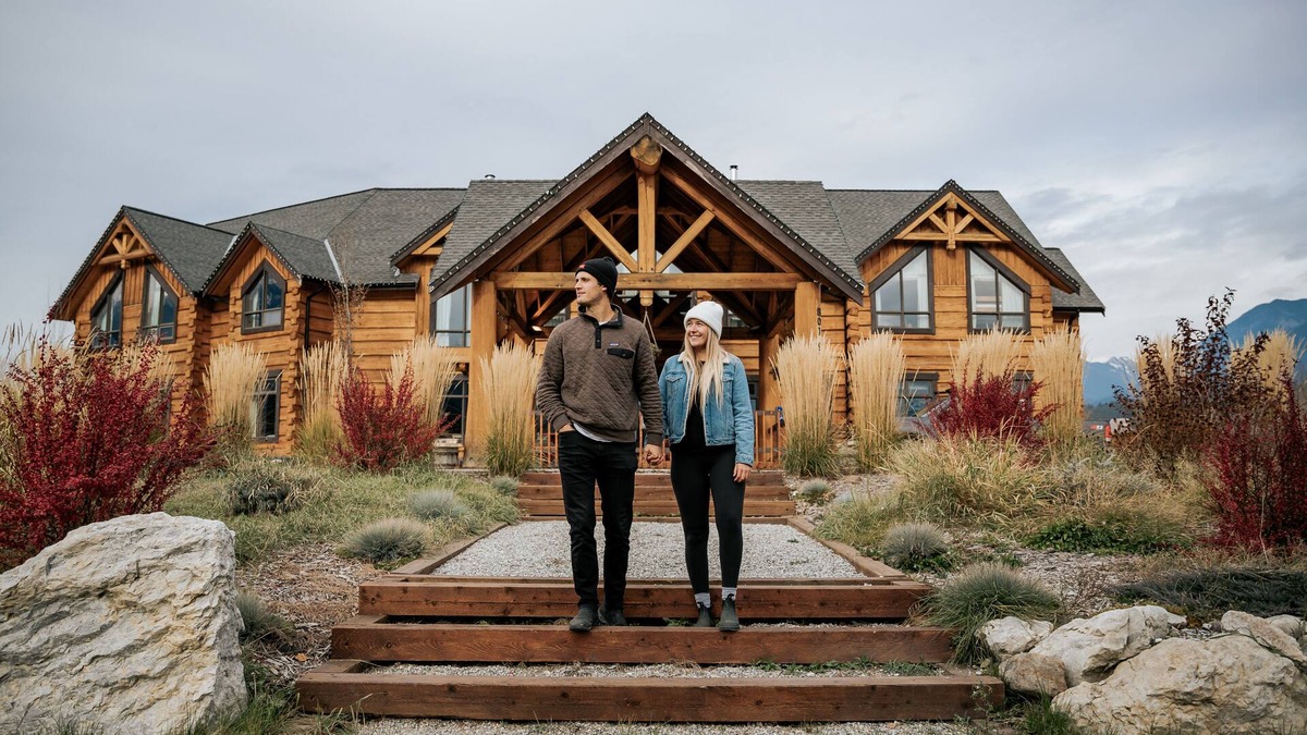 Golden Cabin | Basecamp Lodge Golden | Queen and OneTwins