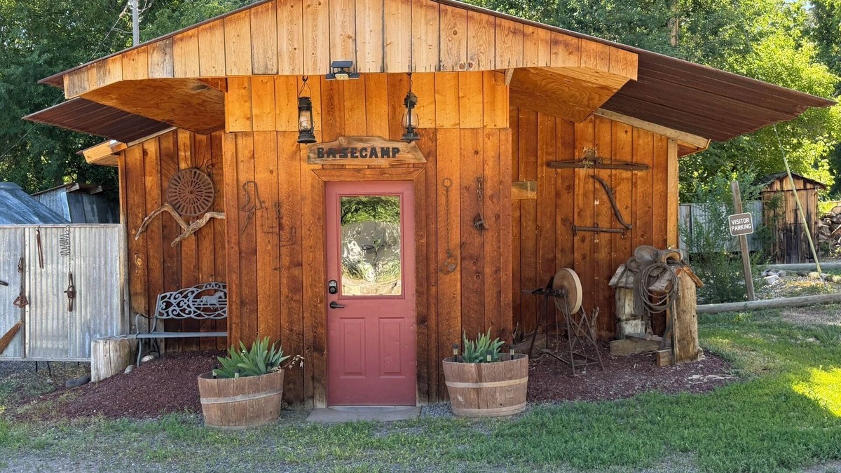 Collbran Cabin | BaseCamp - Rustic cottage in Collbran