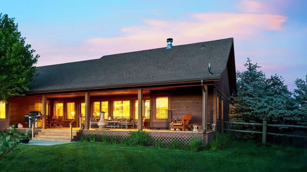 Victor House | Basecamp Stays: Upscale, Hot Tub, Wildlife, Views!