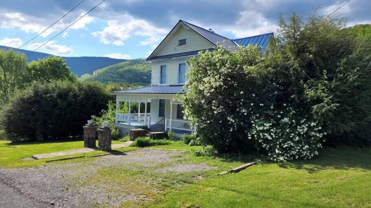 Durbin House | BaseCampWV-Durbin. Spacious 4 bedroom house w/yard