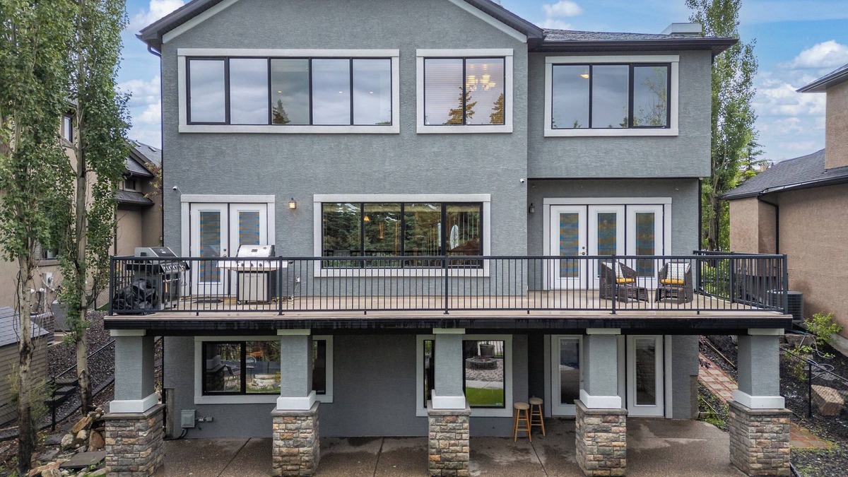 Southwest Calgary House | BASEMENT/3 BEDROOM/SLEEPS 12/COLD KITCHEN/FULL WALK OUT BASEMENT