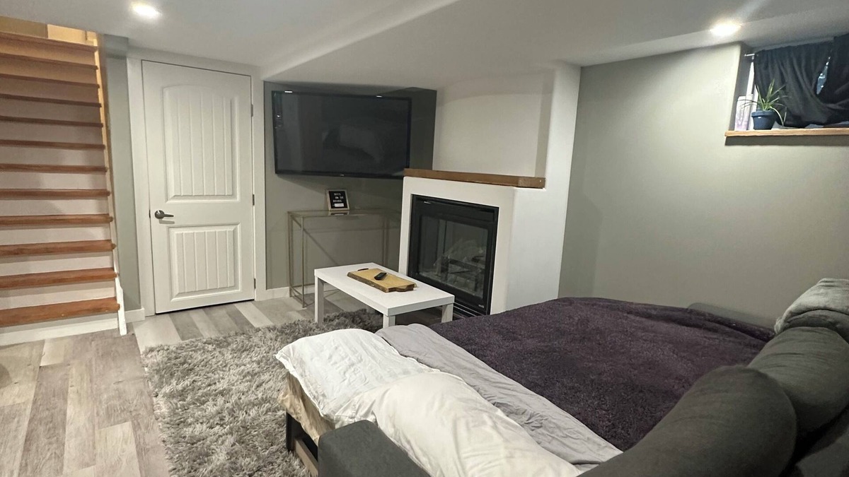 Thunder Bay Apartment | Basement studio sweet .full kitchen, Jacuzzi , gasfire ,Laundry step from dwntwn
