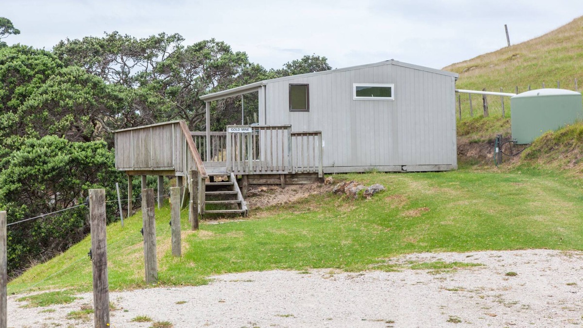 Taiharuru Cabin | Basic holiday cabin with its own private sandy bay