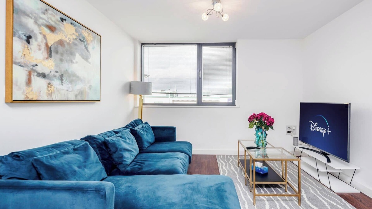 Basildon Apartment | Basildon - 2-Bed - Sleeps 5 - Near Train Station