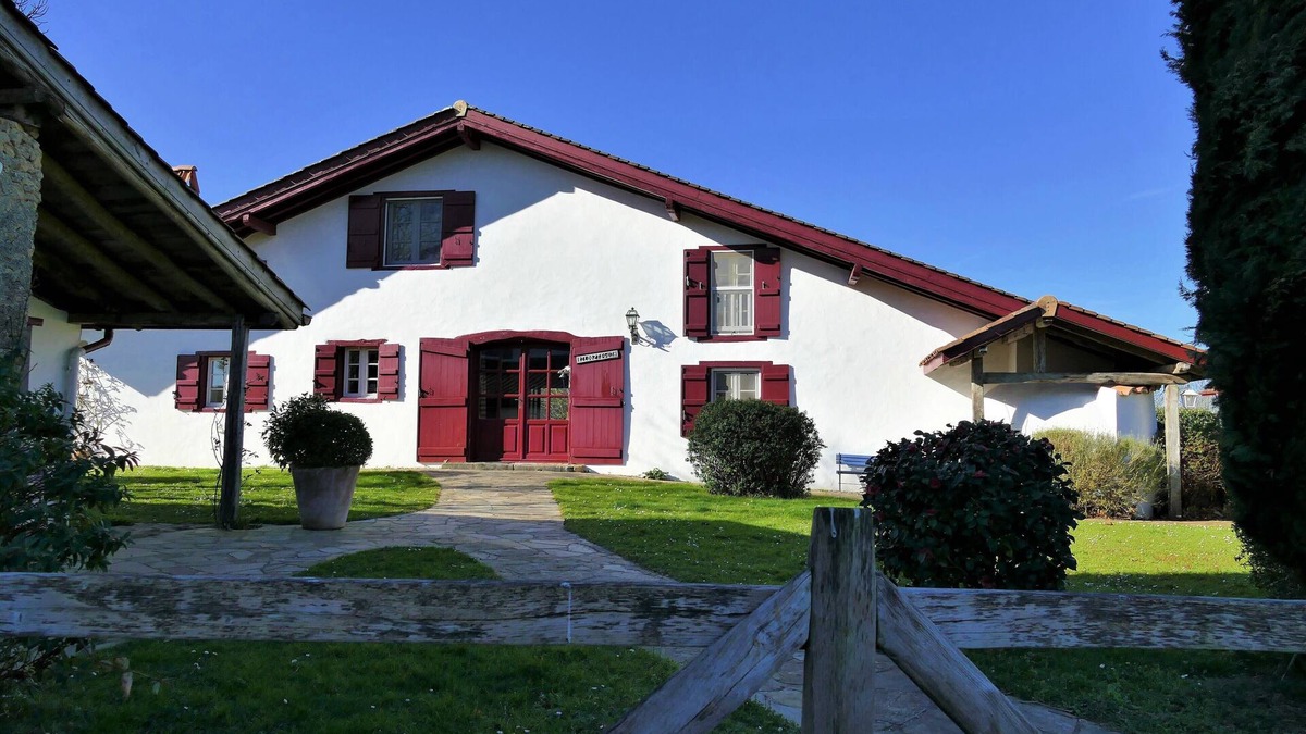 Louhossoa Apartment | BaskoParadis I Eco-Gite I Basque Farmhouse I Bed180 I Terrace I View I Garden