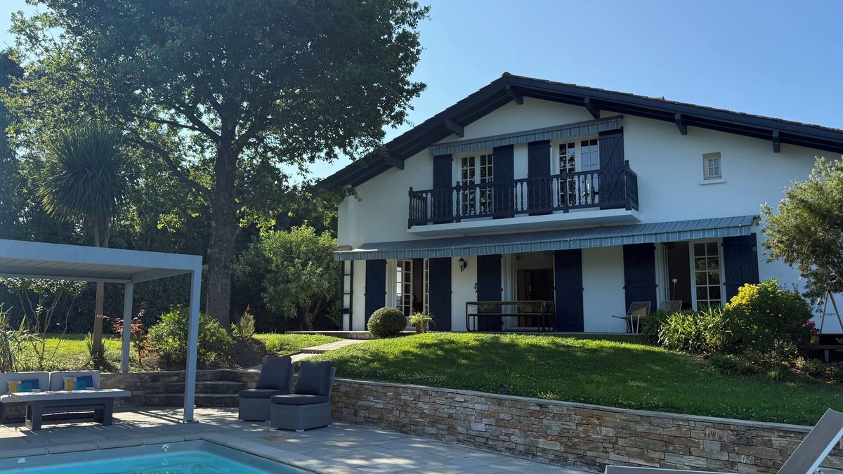 Arbonne Villa | Basque villa with pool, near golf course & beaches