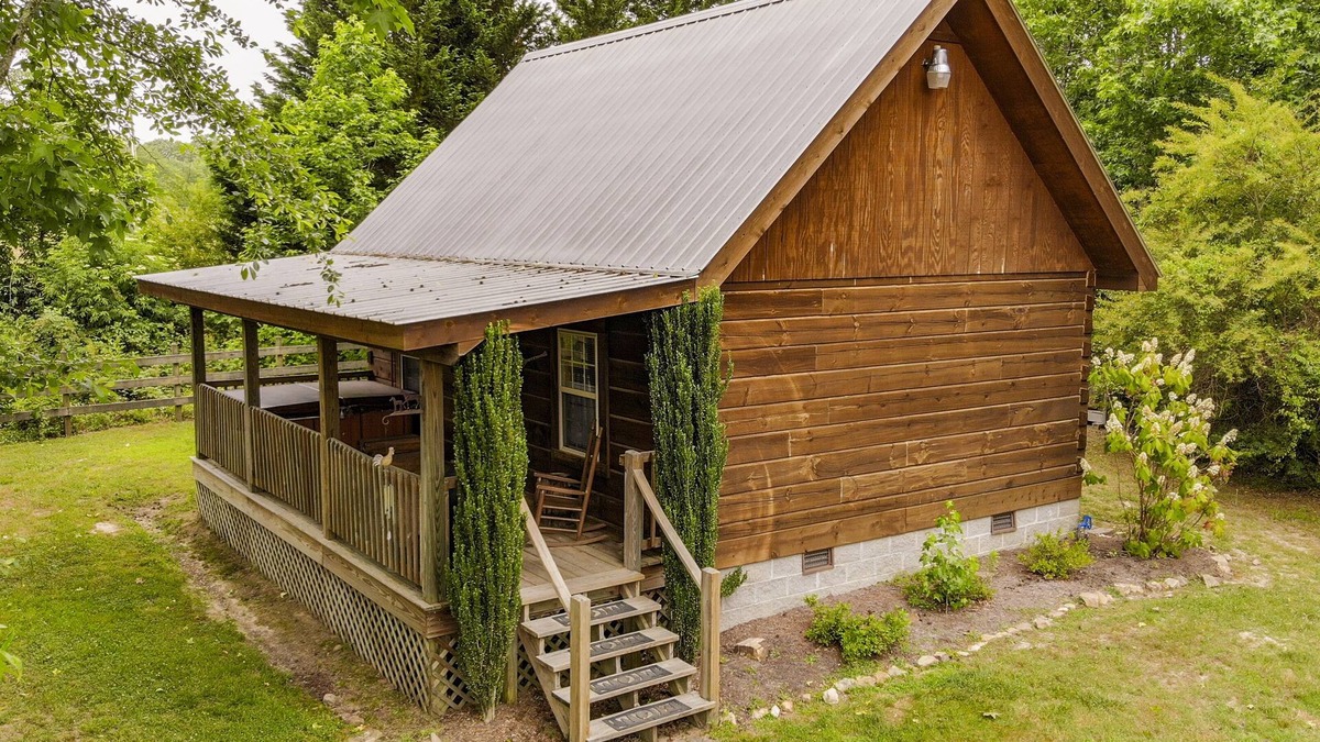 Fort Payne Cabin | BASS CABIN w/Hot Tub - Get Away From It All!
