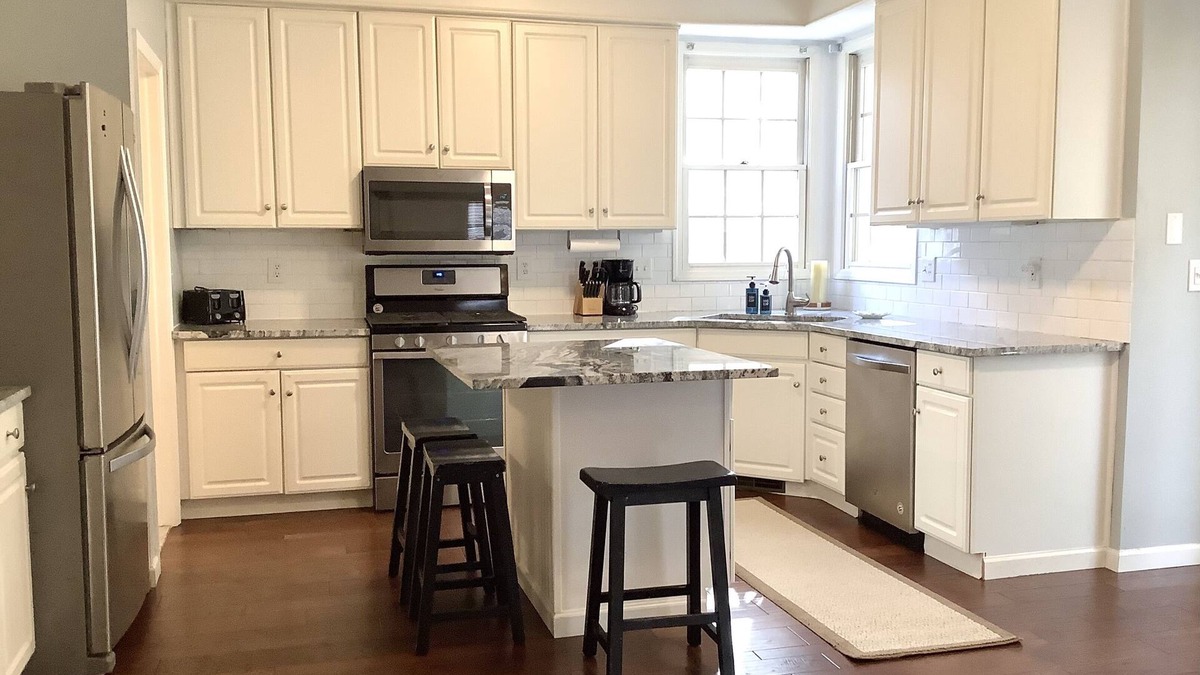 Westlake House | Basset Rd - Spacious & Newly Updated